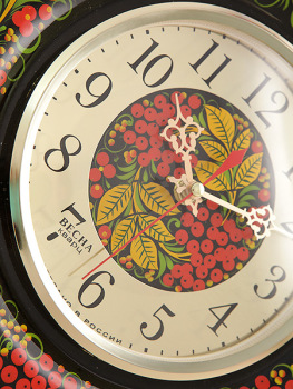 Часы с ручной художественной росписью "Черный фон.Рябина"